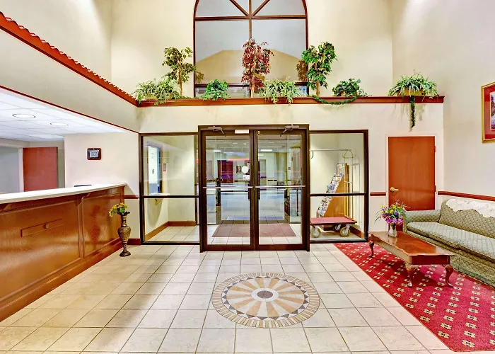 Days Inn & Suites By Wyndham Louisville Sw